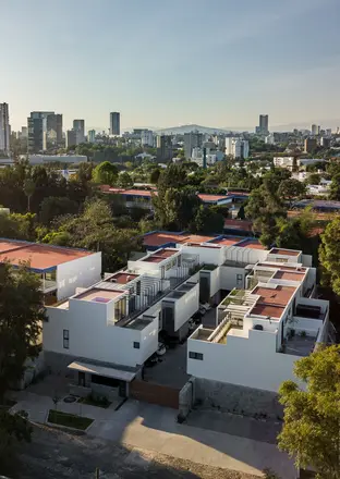 Vista aérea del conjunto residencial El Capullo con Guadalajara al fondo.