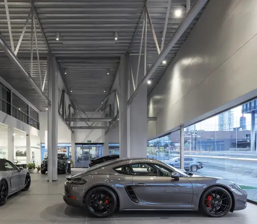 Sala de exhibición de la agencia Porsche ampliada en Guadalajara.